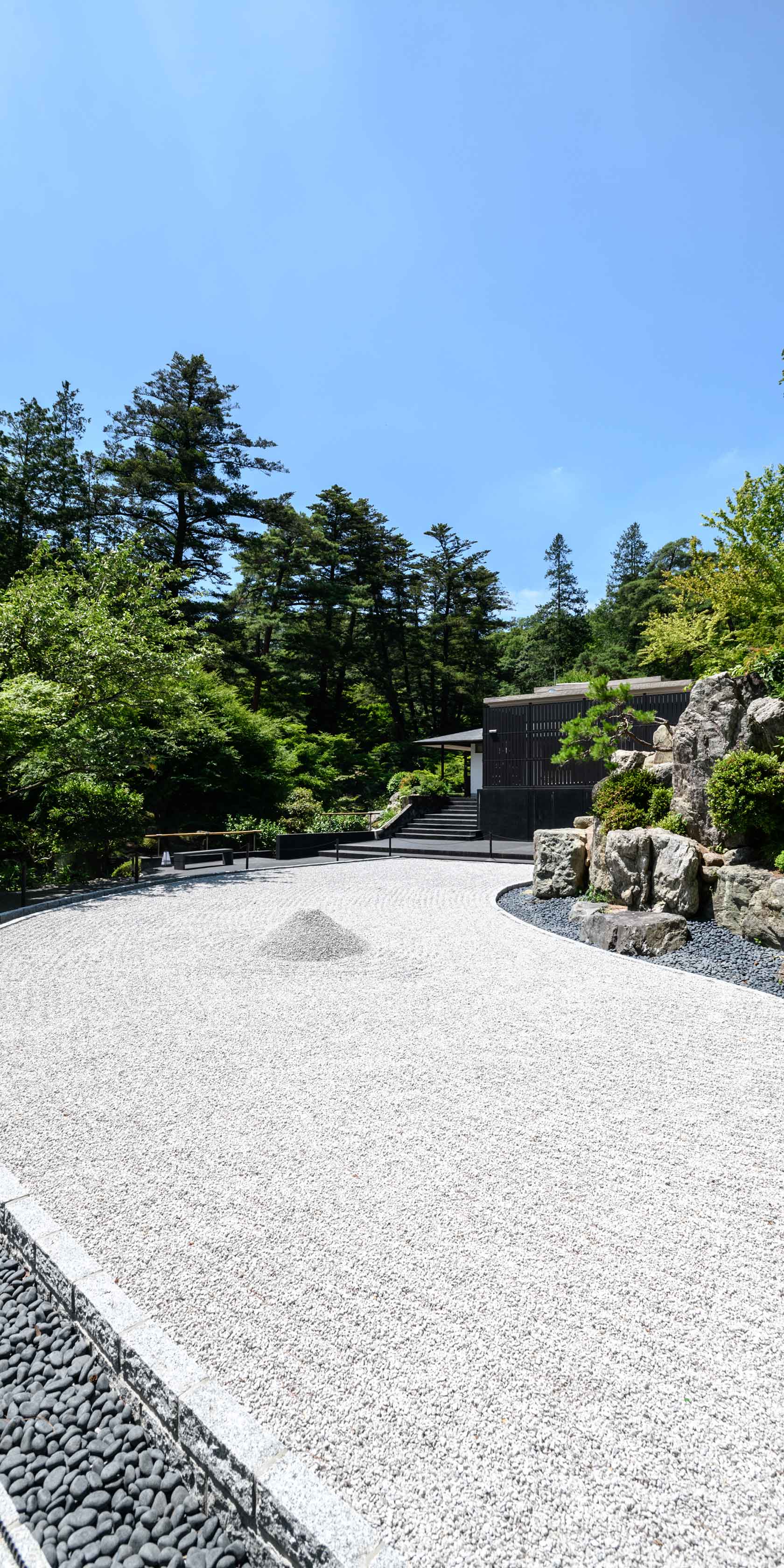 「洞窟観音 徳明園 山徳記念館」の概要