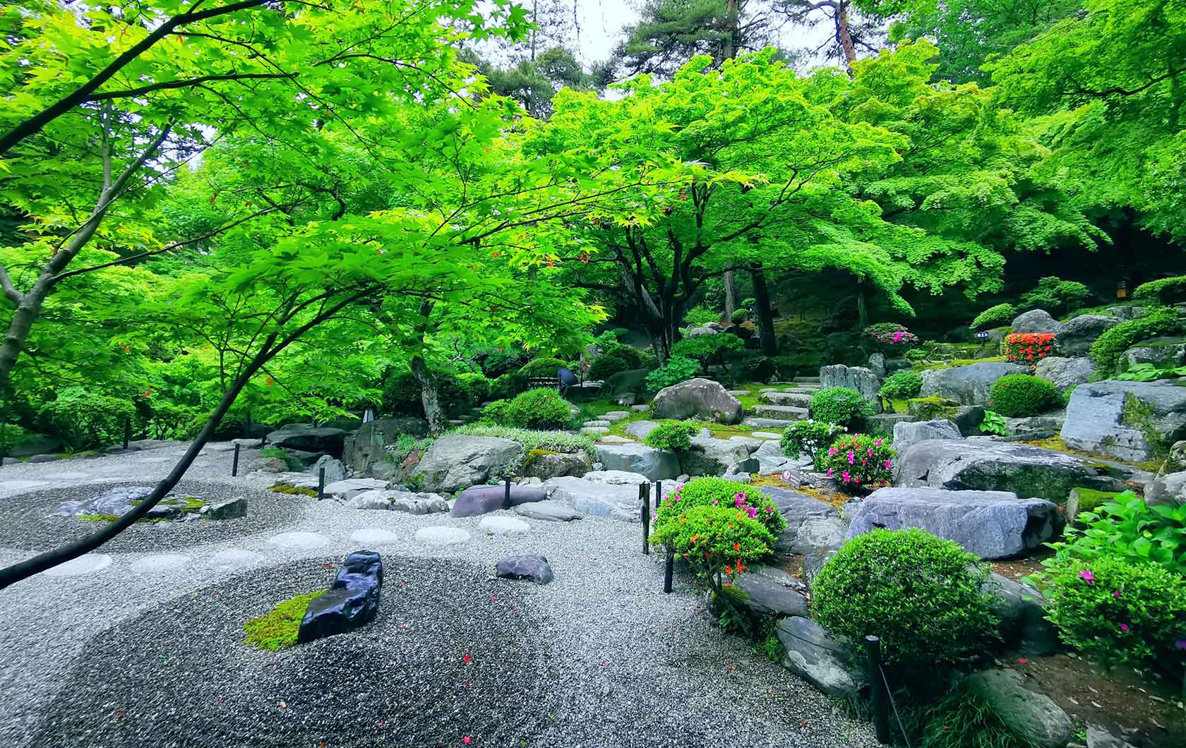 春の洞窟観音山徳公園