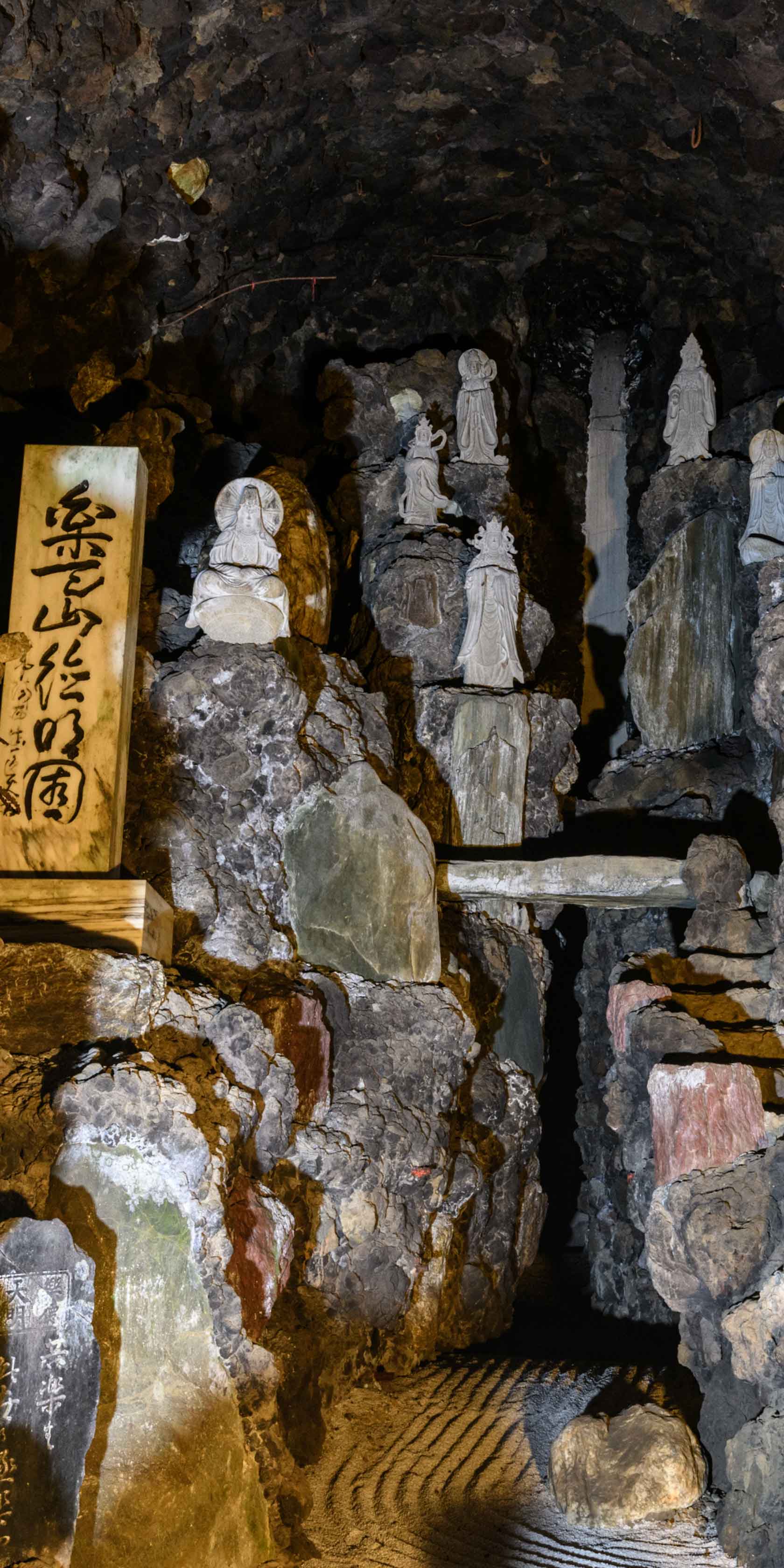 洞窟と  観音様？ 洞窟観音 | 洞窟観音 徳明園 山徳記念館 公式ホームページ